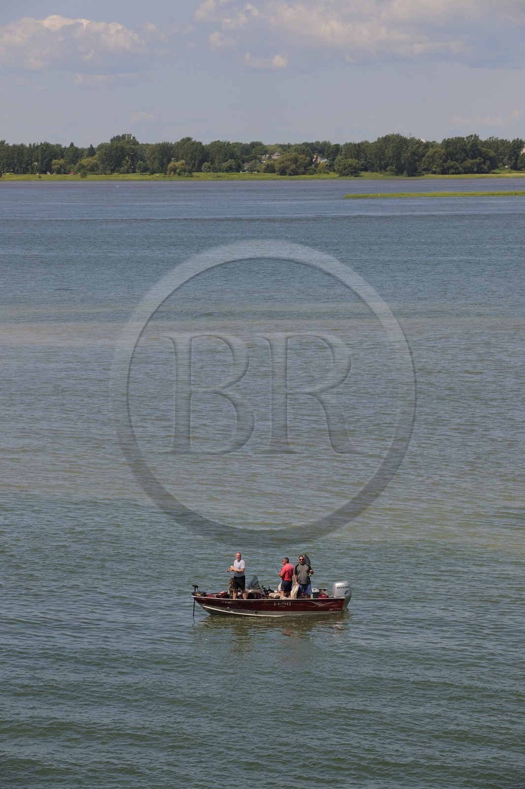 Canada, province de Québec, le fleuve Saint-Laurent sur la Côte Grande vers Lavaltrie, barque de pêcheurs