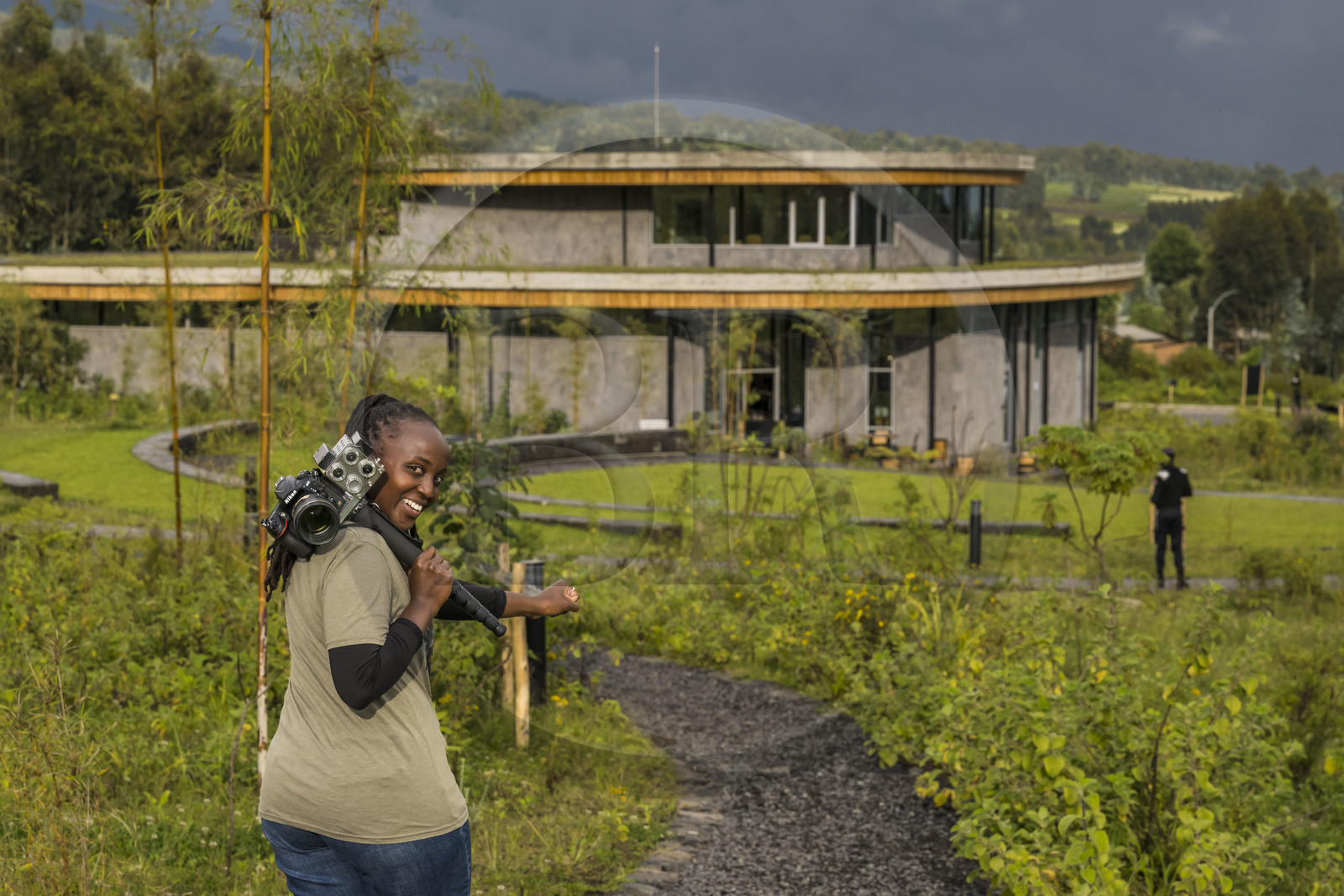 Rwanda, Province du Nord, District de Musanze (Ruhengeri), Kinigi, Campus Ellen DeGeneres du Dian Fossey Gorilla Fund, la zoologiste rwandaise Nadia Niyonizeye armée de son appareil photo équipé d'un laser pour étudier l’évolution de la croissance des gorilles sur le terrain