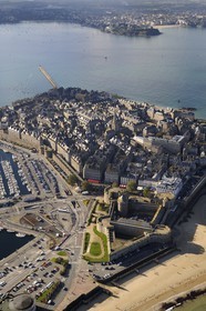 France, Ille-et-Vilaine (35), côte d'émeraude, la vieille ville fortifiée de Saint-Malo à l'abris de ses remparts et le chateau (vue aérienne)