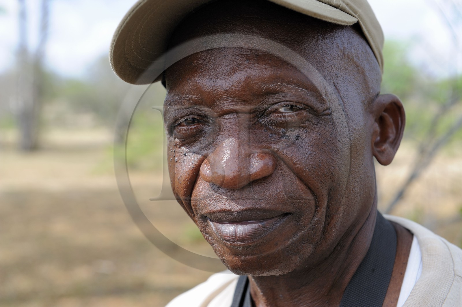 Tanzanie, Reserve de gibier de Selous une des plus grandes zones protégées au monde et inscrite sur la liste du patrimoine mondial de l’Unesco depuis 1982, Mtambo le ranger du Selous Camp