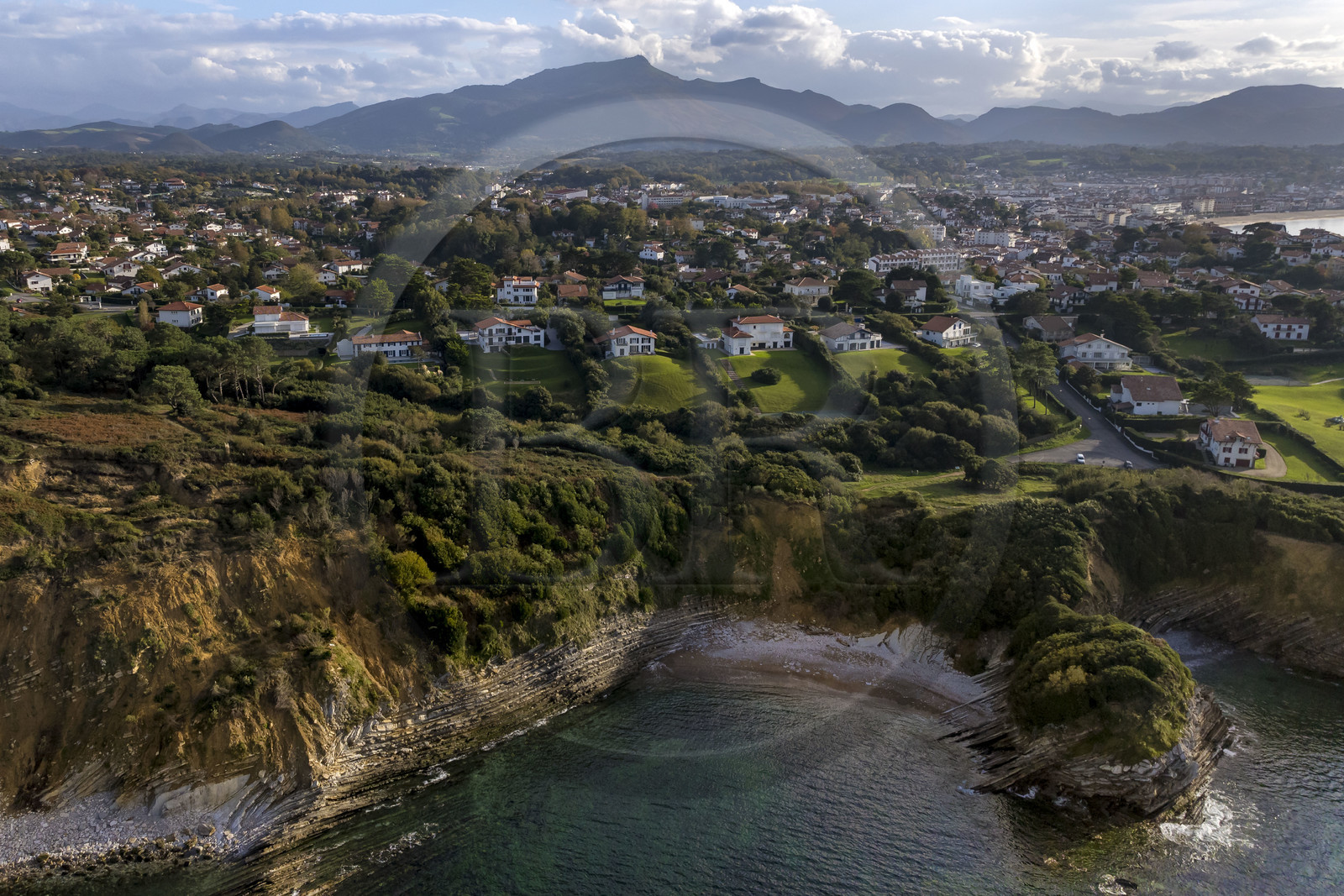France, Pyrénées-Atlantiques (64), la côte du Pays-Basque, Saint-Jean-de-Luz, le sentier du littoral sur le GR 8 longeant la falaise de flysch de la Pile d'assiettes, sortes de mille-feuille alternant roches dures et roches tendres, la montagne de La Rhune en arrière plan (vue aérienne) France, Pyrénées-Atlantiques (64), la côte du Pays-Basque, Saint-Jean-de-Luz, le sentier du littoral sur le GR 8 longeant la falaise de flysch de la Pile d'assiettes, sortes de mille-feuille alternant roches dures et roches tendres, la montagne de La Rhune en arrière plan (vue aérienne)