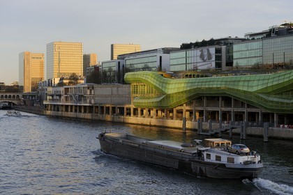 France, Paris (75), quai d'Austerlitz, Cité de la Mode et du Design, bâtiments industriels des anciens Magasins généraux rénovés par les architectes française et néo-zélandais Dominique Jakob et Brendan MacFariane, ouverture prévue à l'automne 2011