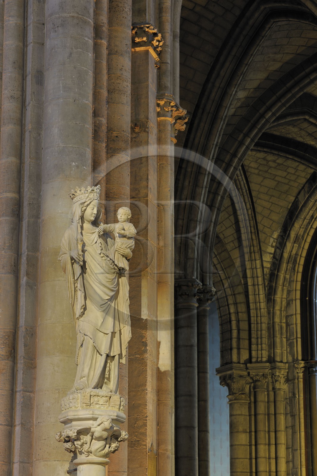 France, Paris (75), île de la Cité, la cathédrale Notre-Dame, le choeur, la Vierge à l’Enfant priée sous le vocable de « Notre Dame de Paris »