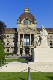 France, Bas Rhin, Strasbourg, Neustadt district dating from the german period, Place de la Republique, Palais du Rhin (former Kaiserpalast) and war monument (a mother holds her two dying sons, one looks over France and the other looks over Germany)