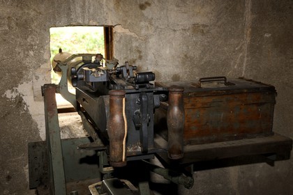 France, Bas-Rhin (67), le Fort de Mutzig, mitrailleuse protégeant une porte d'accès