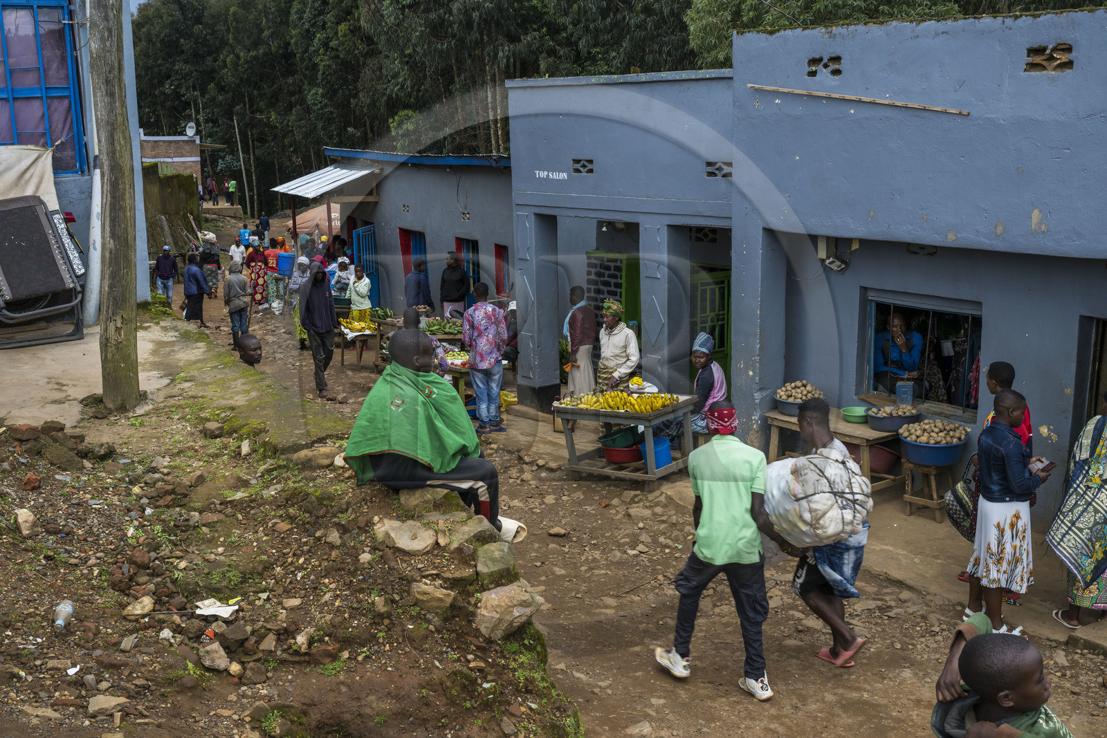 Rwanda, Province de l’Ouest, Gisakura, commerces et étals dans les rues du village