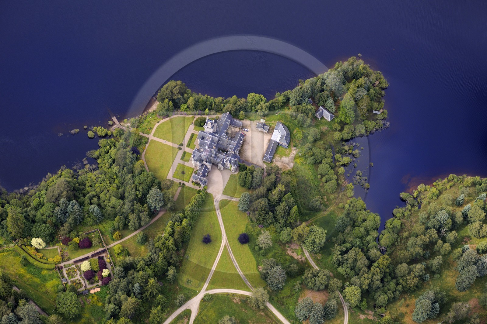Royaume-Uni, Ecosse, Highland, Lochaber district, chateau Ardverikie construite dans le style écossais Baronial en 1870 sur les rives du Loch Laggan (vue aérienne)