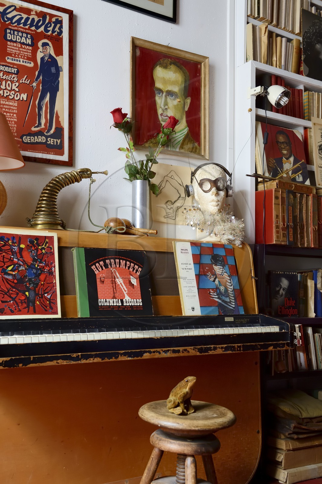 Paris (75), Cité Véron au 94 Bd de Clichy, appartement de Boris Vian, piano où ont aussi joué Michel Legrand et Quincy Jones, buste en platre de sa seconde femme Ursula surplombé par son portrait peint en 1953 par Betty Bouthoul