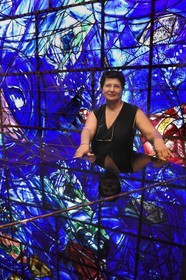 France, Alpes-Maritimes (06), Nice, musée national Marc Chagall de l'architecte André Hermant et créé à l'initiative d'André Malraux, Anne Dopffer, directrice des musées nationaux des Alpes-Maritimes et le vitrail illustrant la Création du Monde dans l'auditorium