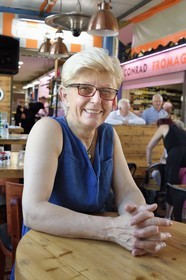 France, Moselle (57), Metz, Marché Couvert, épicerie fine et restaurant Chez Mauricette, Mauricette Vonner