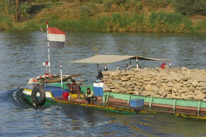 Egypte, Haute Egypte, vallée du Nil, transporteur de pierre sur le Nil entre Edfou et Kom Ombo