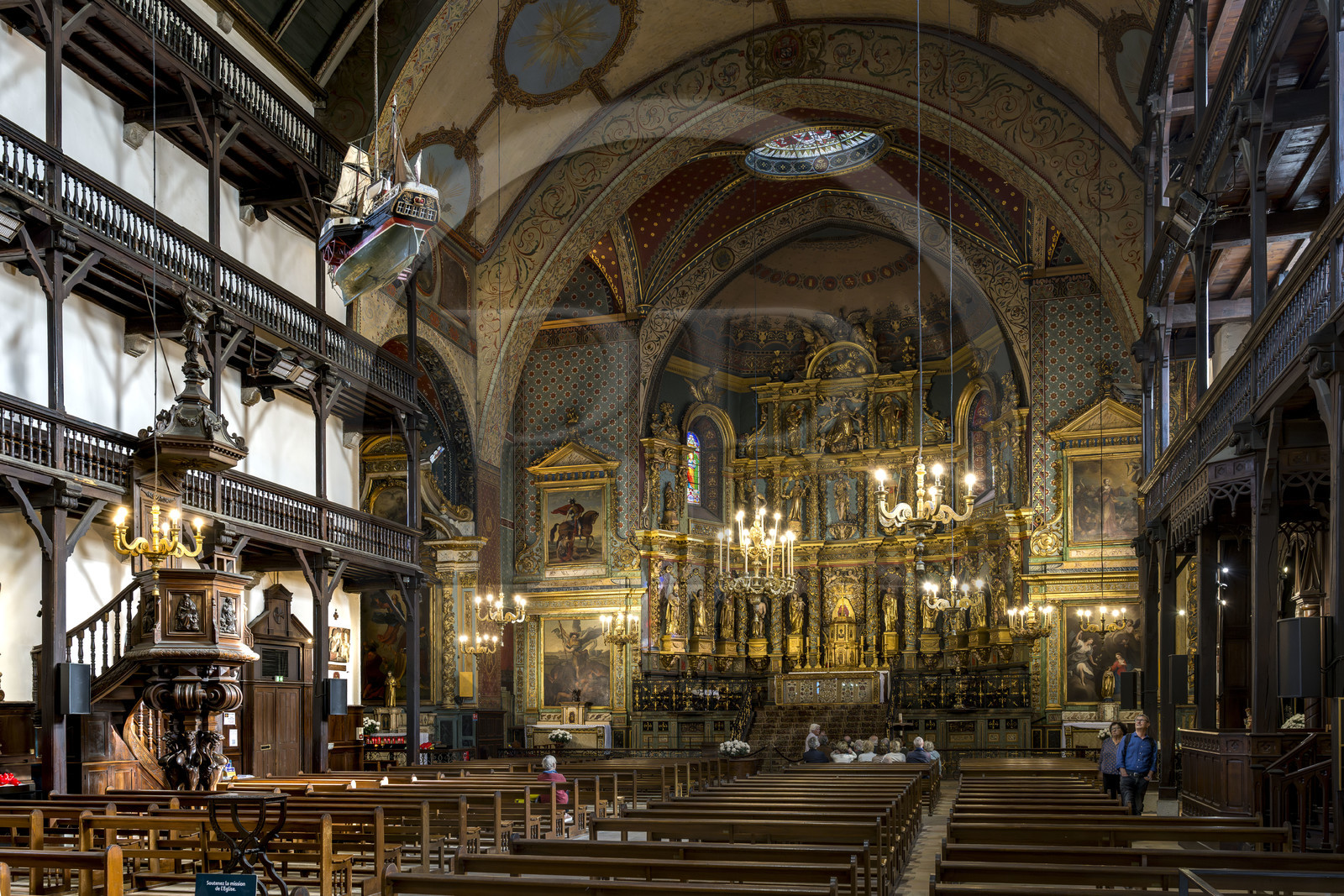 France, Pyrénées-Atlantiques (64), Pays-Basque, Saint-Jean-de-Luz, l'église Saint-Jean-Baptiste, retable du XVIIème siècle en bois doré et les galeries en bois de la nef France, Pyrénées-Atlantiques (64), Pays-Basque, Saint-Jean-de-Luz, l'église Saint-Jean-Baptiste, retable du XVIIème siècle en bois doré et les galeries en bois de la nef