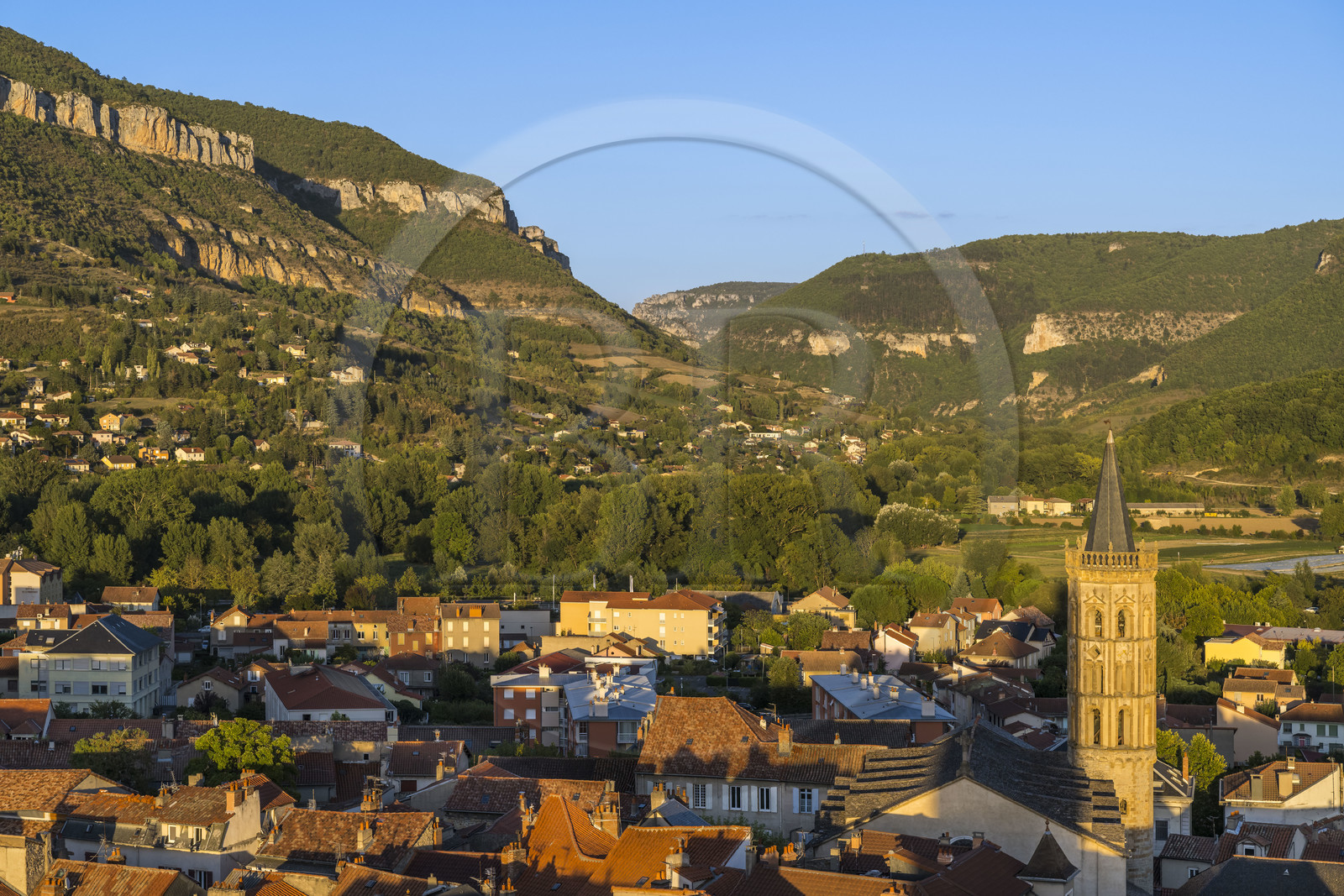 France, Aveyron (12), Millau, l'église Notre-Dame de l'Espinasse et le Puncho d'Agast en arrière plan