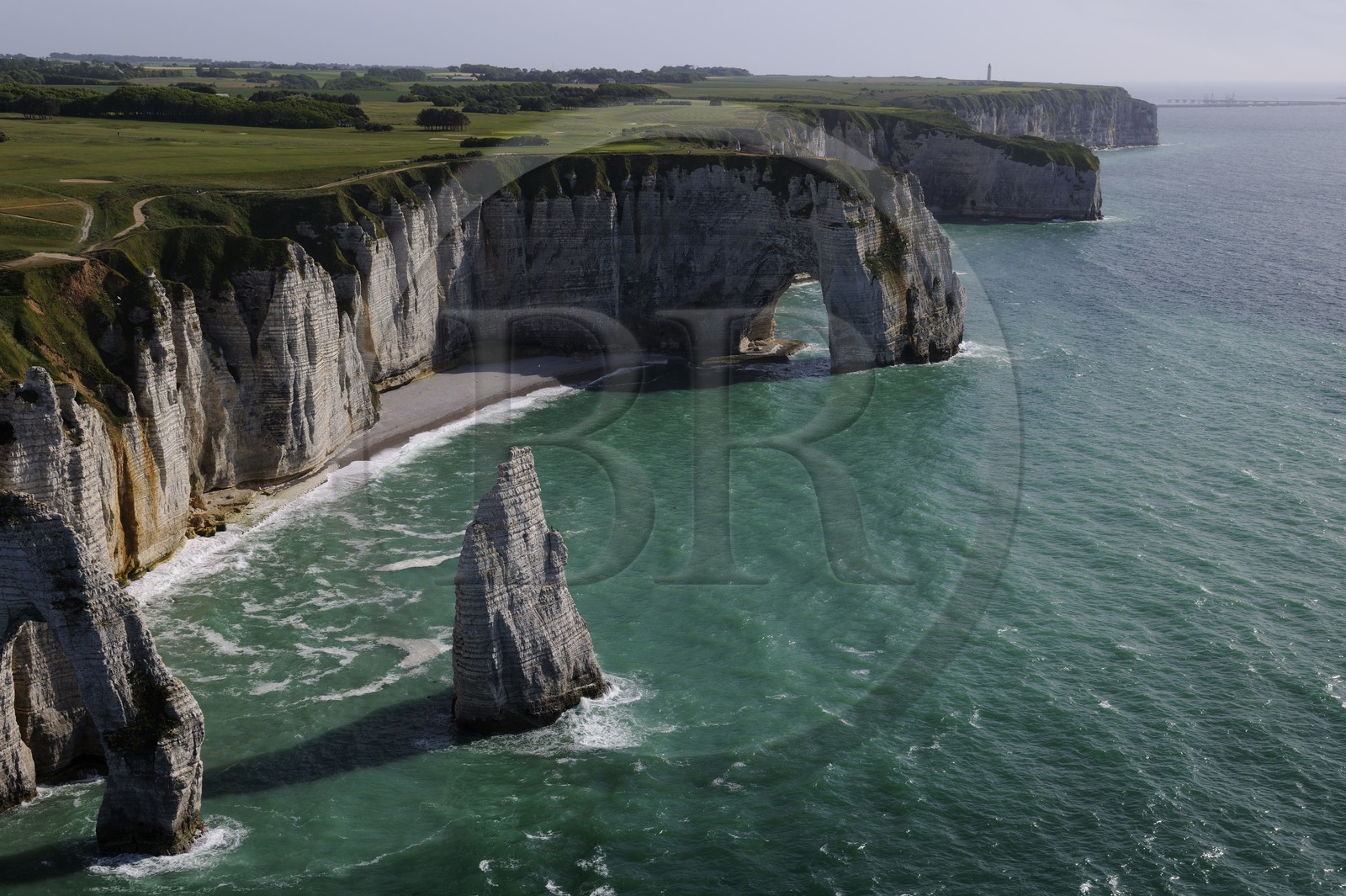 France, Seine-Maritime (76), Pays de Caux, Côte d'Albâtre, Etretat, les falaises d'Aval, l'Aiguille Creuse et le golf (vue aérienne)