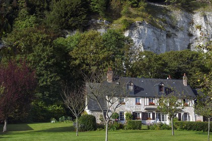 France, Eure (27), Parc naturel régional des Boucles de la Seine normande, maison sous les falaises dans le village de Bas-Caumont
