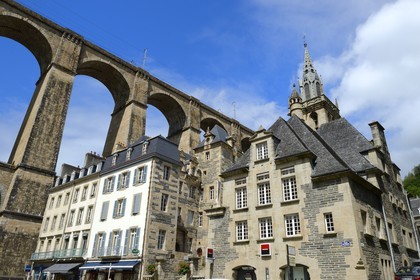 France, Finistère (29), Morlaix, place des Otages, le viaduc et l'église Saint-Melaine