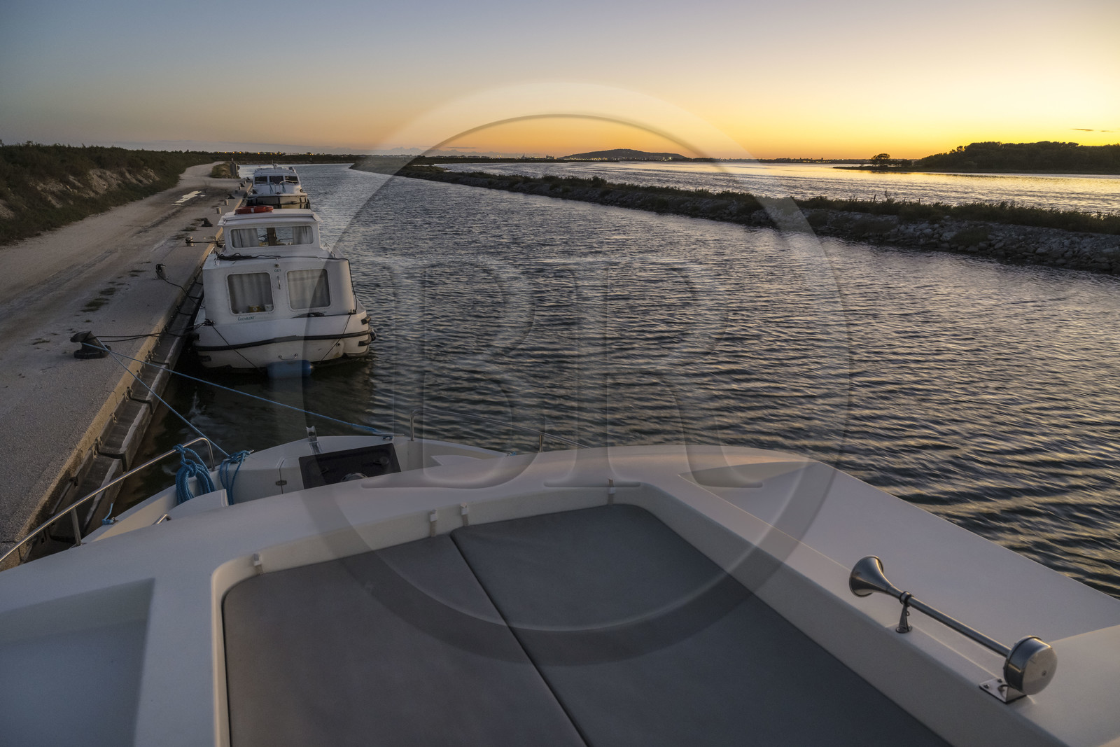 France, Hérault (34), Frontignan, bateaux de plaisance sur le canal du Rhône à Sète, le Mont Saint-Clair à Sète en arrière plan
