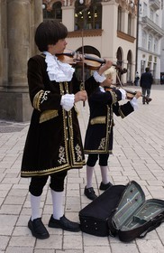 Poland, Lesser Poland region, Krakow, old town (Stare Miasto), young violinists in costume on the Market place