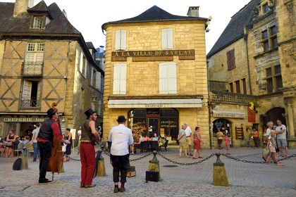 France, Dordogne, Perigord Noir, Dordogne valley, Sarlat la Caneda, street performance by the musicians of the company that can please your mother (ça peut plaire à ta mère)