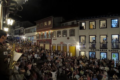 Brésil, Etat du Minas Gerais, ville de Diamantina, centre historique classé Patrimoine Mondial de l 'UNESCO, à l'occasion d'un grand concert de rue bi mensuel, les deux ochestres de la ville jouent perchés aux fenêtres entourant la petite place (Route de l'or, Estrada Real)