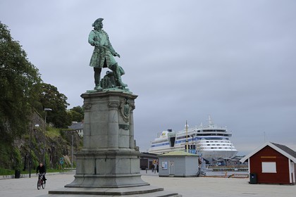 Norway, Oslo, statue of Peter Jansen Wessel alias Tordenskjold naval hero, on the harbour