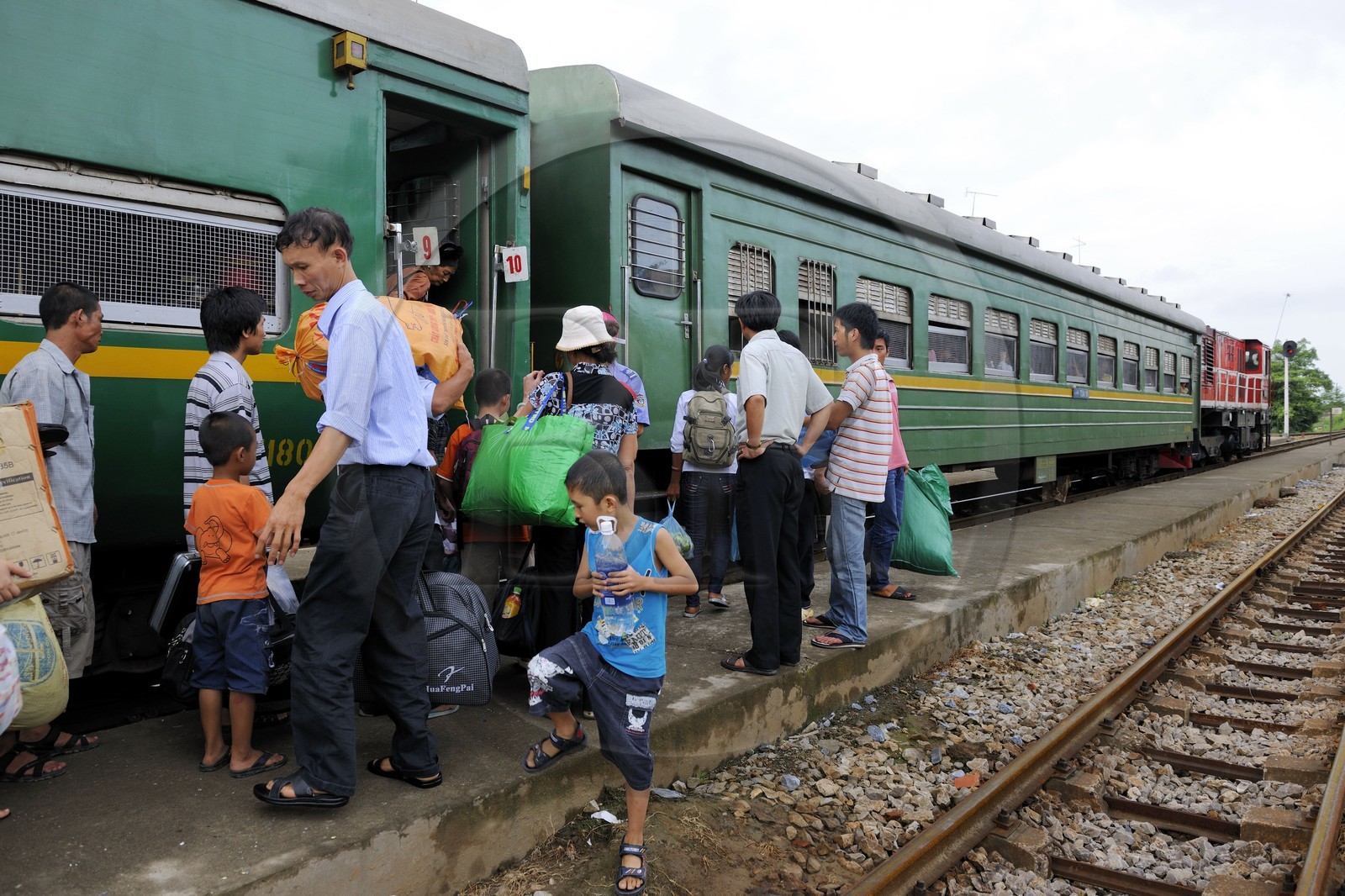 Vietnam, train de jour de Lao Cai à Hanoï, embarquement dans une des nombreuses gares Vietnam, train de jour de Lao Cai à Hanoï, embarquement dans une des nombreuses gares