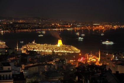 Turquie, Istanbul, bateau de croisière à coté de la mosquée Nusretiye et rive asiatique derrière le Bosphore