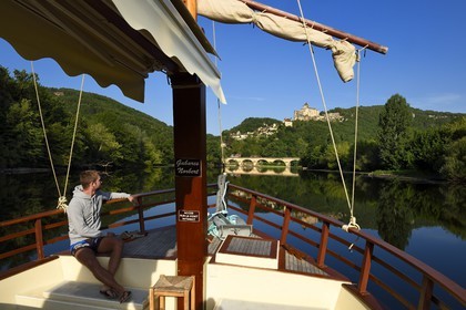 France, Dordogne, Perigord Noir, Dordogne Valley, gabare (flat-bottomed boat) on the Dordogne river at Castelnaud la Chapelle