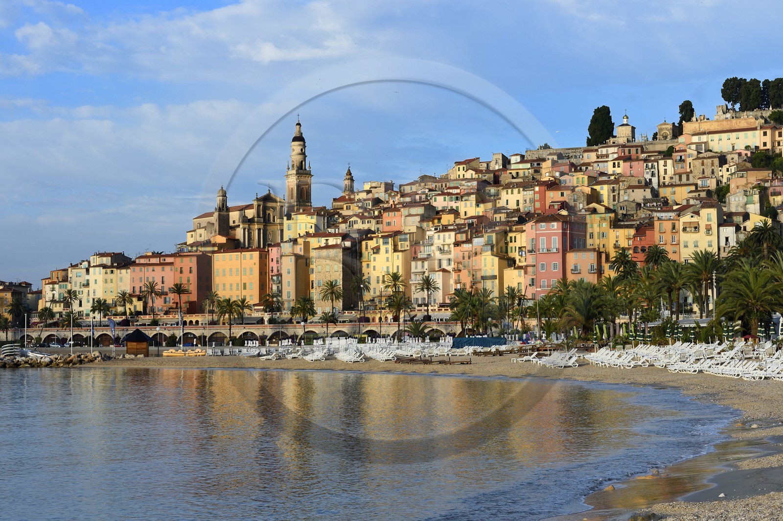 France, Alpes-Maritimes (06), Menton, la vieille ville dominée par la Basilique Saint Michel
