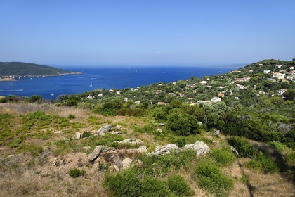 France, Var (83), Iles d'Hyères, Parc national de Port Cros, Ile du Levant, la zone militaire au premier plan et la zone civile d'Héliopolis en arrière plan, l'Ile de Port-Cros en arrière plan à gauche