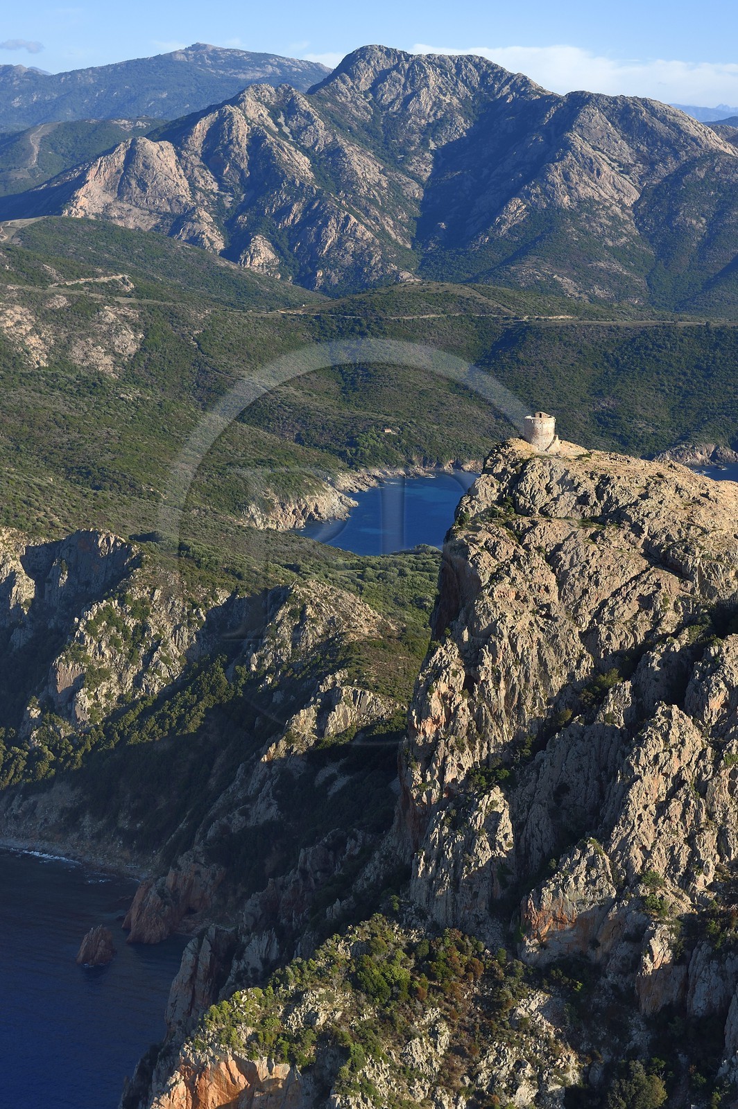 France, Corse-du-Sud (2A), Golfe de Porto, classé Patrimoine Mondial de l'UNESCO, le Capo Rosso et la Tour Génoise de Turghiu (Turghio) en arrière plan (vue aérienne)