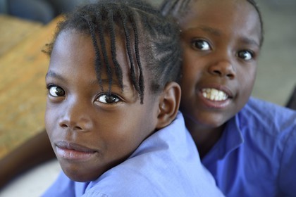 Namibie, région de Erongo, Damaraland, le Spitzkoppe dans le désert du Namib, Ecole primaire de Katora (Katora Primary School), jeunes filles dans la salle de classe grade 4 (autour de 11 ans)