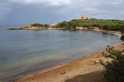 France, Var (83), Iles d'Hyères, parc national de Port Cros, Ile de Porquerolles, plage noire du Langoustier et le Fort du Grand Langoustier