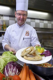 France, Haut-Rhin (68), Sundgau, Hirsingue, Auberge des Trois Vallées, plat de la carpe frite présenté par le chef Pieter Harens