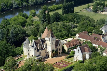 France, Dordogne (24), Périgord Noir, vallée de la Dordogne, Castelnaud-la-Chapelle, château des Milandes, ancienne demeure de Joséphine Baker (vue aérienne)