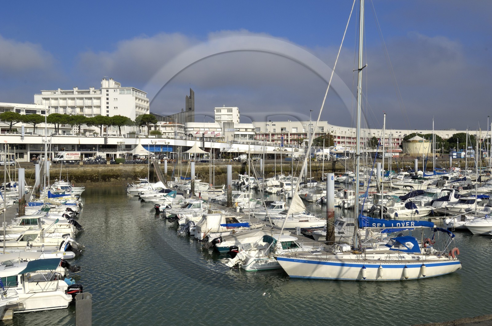 France, Charente-Maritime (17), Royan, port de plaisance devant le Front de Mer
