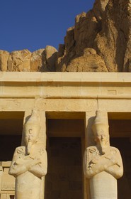 Egypte, Haute Egypte, vallée du Nil, environs de Louxor, nécropole thébaine classée Patrimoine Mondial de l'UNESCO, Thèbes Ouest, Deir el Bahari, temple d'Hatchepsout, piliers osiriaques