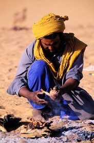 Libya, region of the desert, the Fezzan (Sahara), Tadrart Akacus, Tuareg preparing the fire