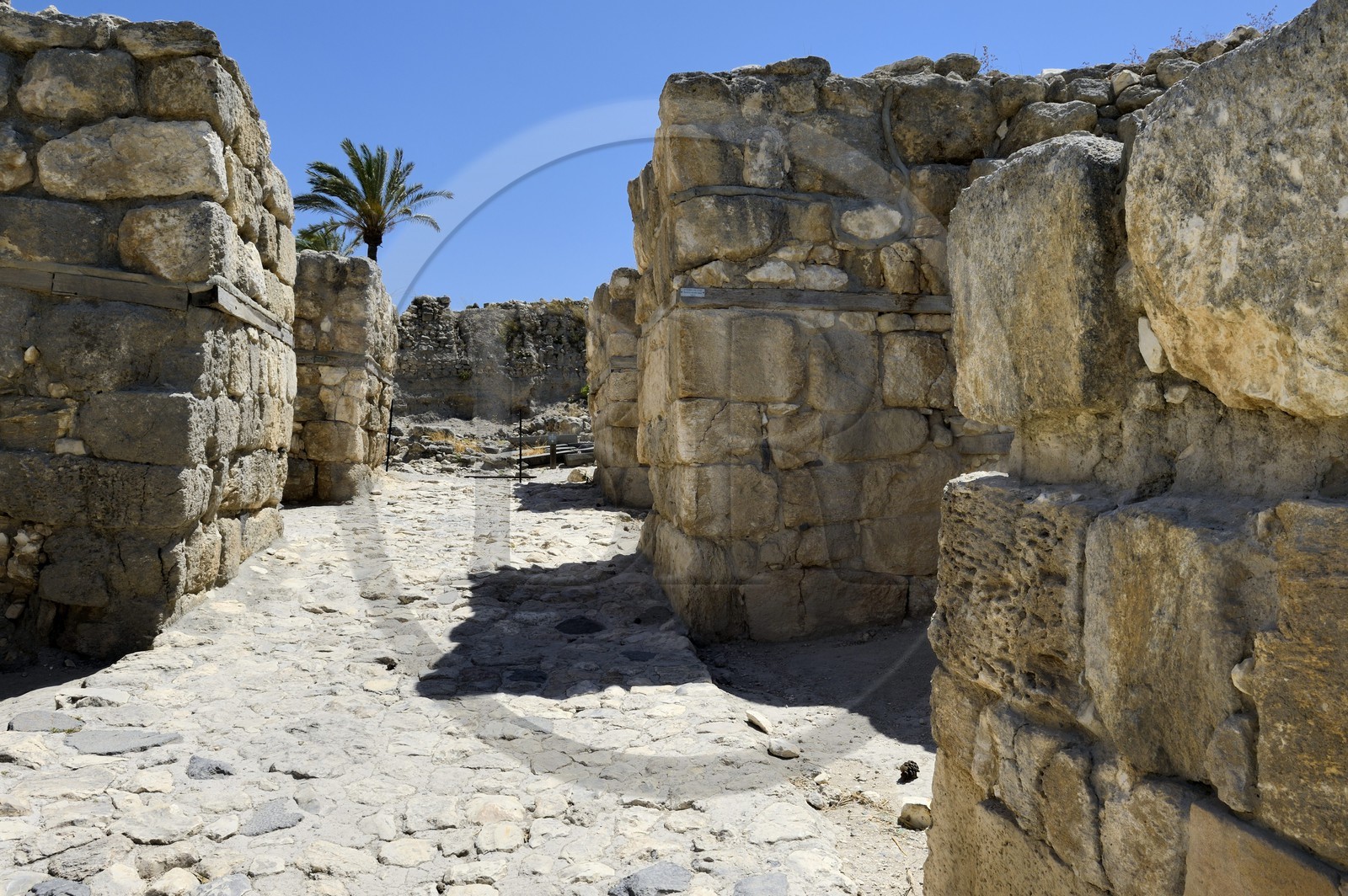 Israel, district du nord, Galilée, site archéologique de Megiddo qui fut habité de 7000 à 500 av. J.-C., l'Apocalypse de l'apôtre Jean cite Armageddon (Har-Megiddo, le mont Megiddo) comme le lieu où les rois de la terre se rassemblent pour faire la guerre finale, la porte de la ville de la période du bronze final