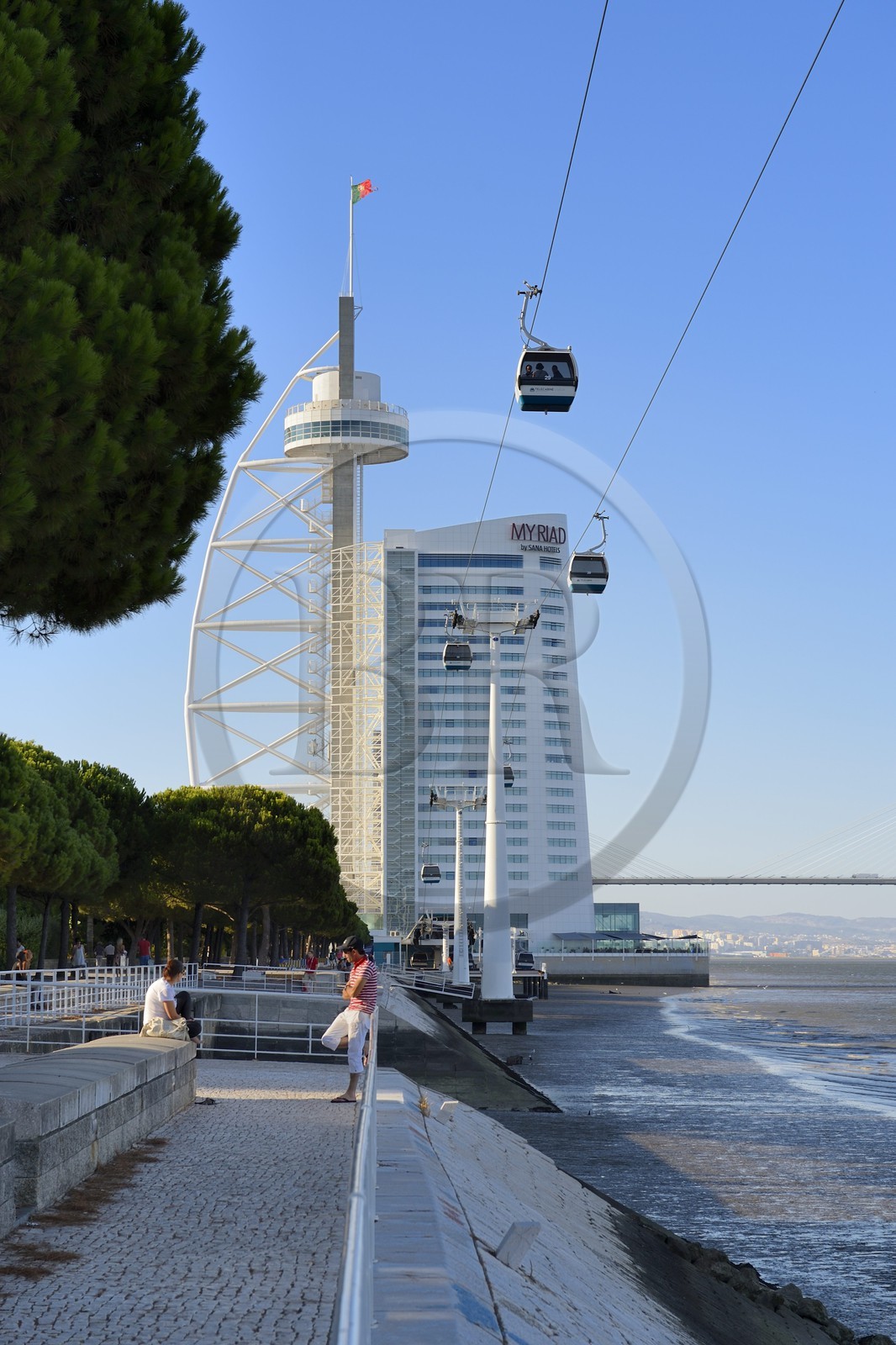 Portugal, Lisbonne, Parque das Nações (Parc des nations) construit pour l'exposition universelle de 1998, la Tour Vasco de Gama hebergeant l'hotel Myriad by SANA Hotels et le téléphérique qui longe le Tage