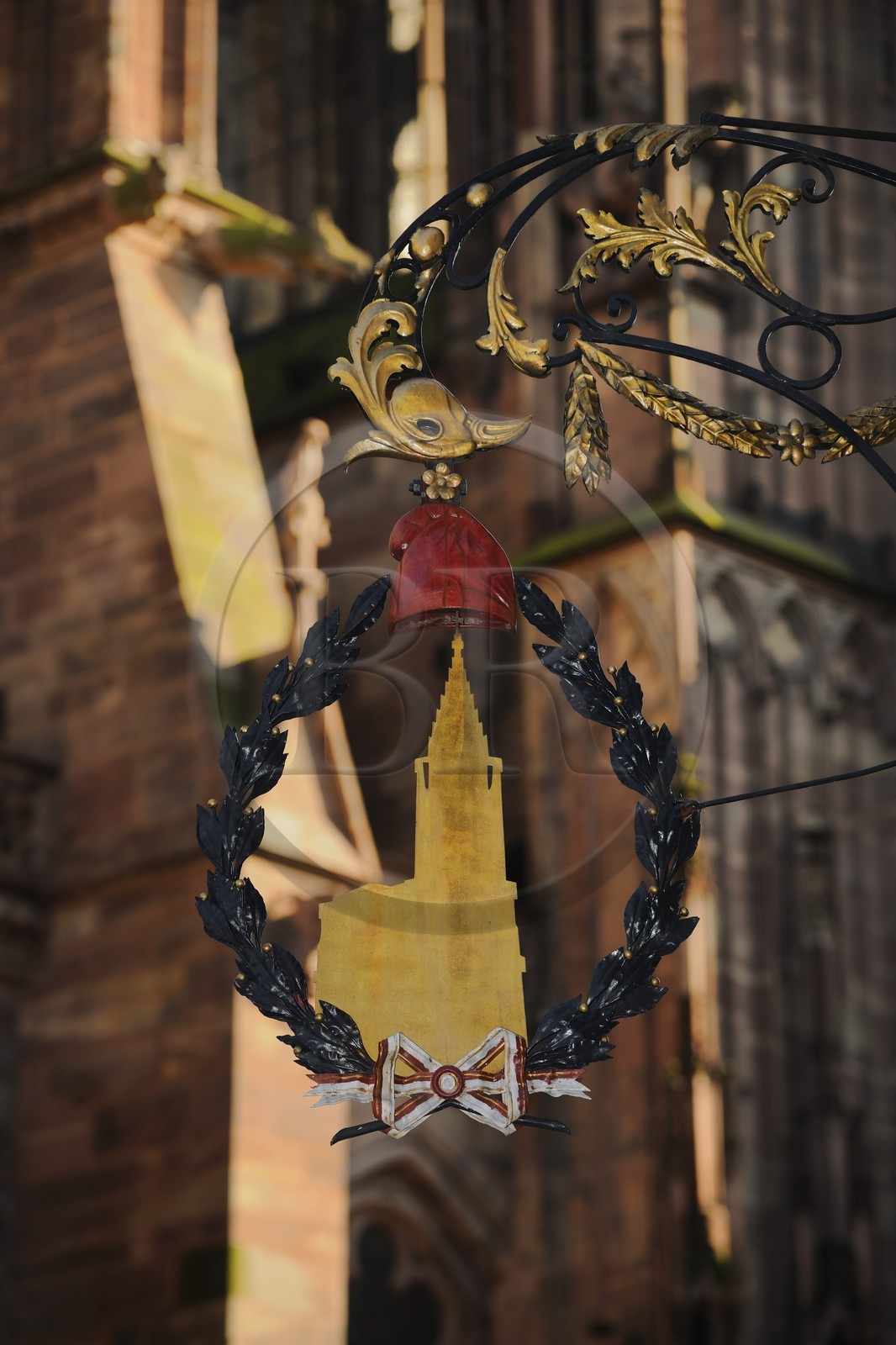 France, Bas-Rhin (67), Strasbourg, l’enseigne qu représente la cathédrale Notre-Dame recouverte d'un bonnet phrygien