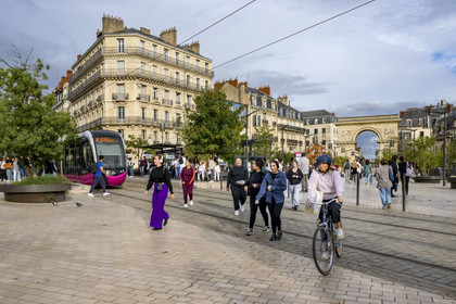 France, Côte-d'Or (21), Dijon, zone classée Patrimoine Mondial de l'UNESCO, passage du tram sur la place Darcy et arc de triomphe en arrière plan
