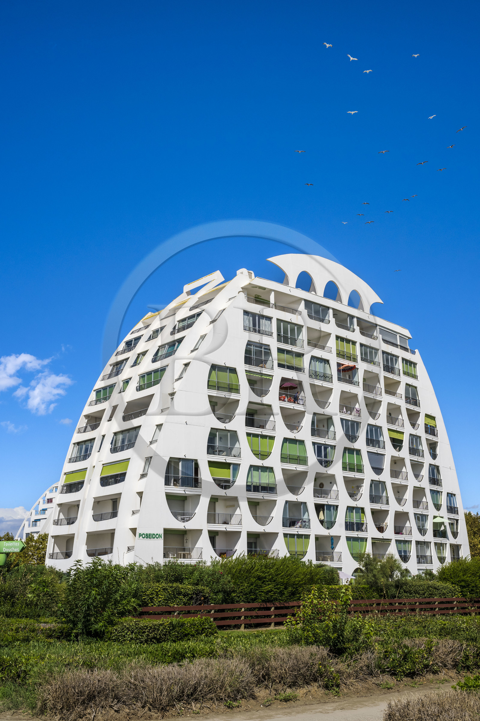 France, Hérault (34), La Grande-Motte, labellisé patrimoine du XXème siècle, quartier du Couchant à l'ouest du port, l'immeuble Le Poseidon des architectes Gilles et Jean Balladur, appartenant au style architectural féminin appelé bonnet d’évêques