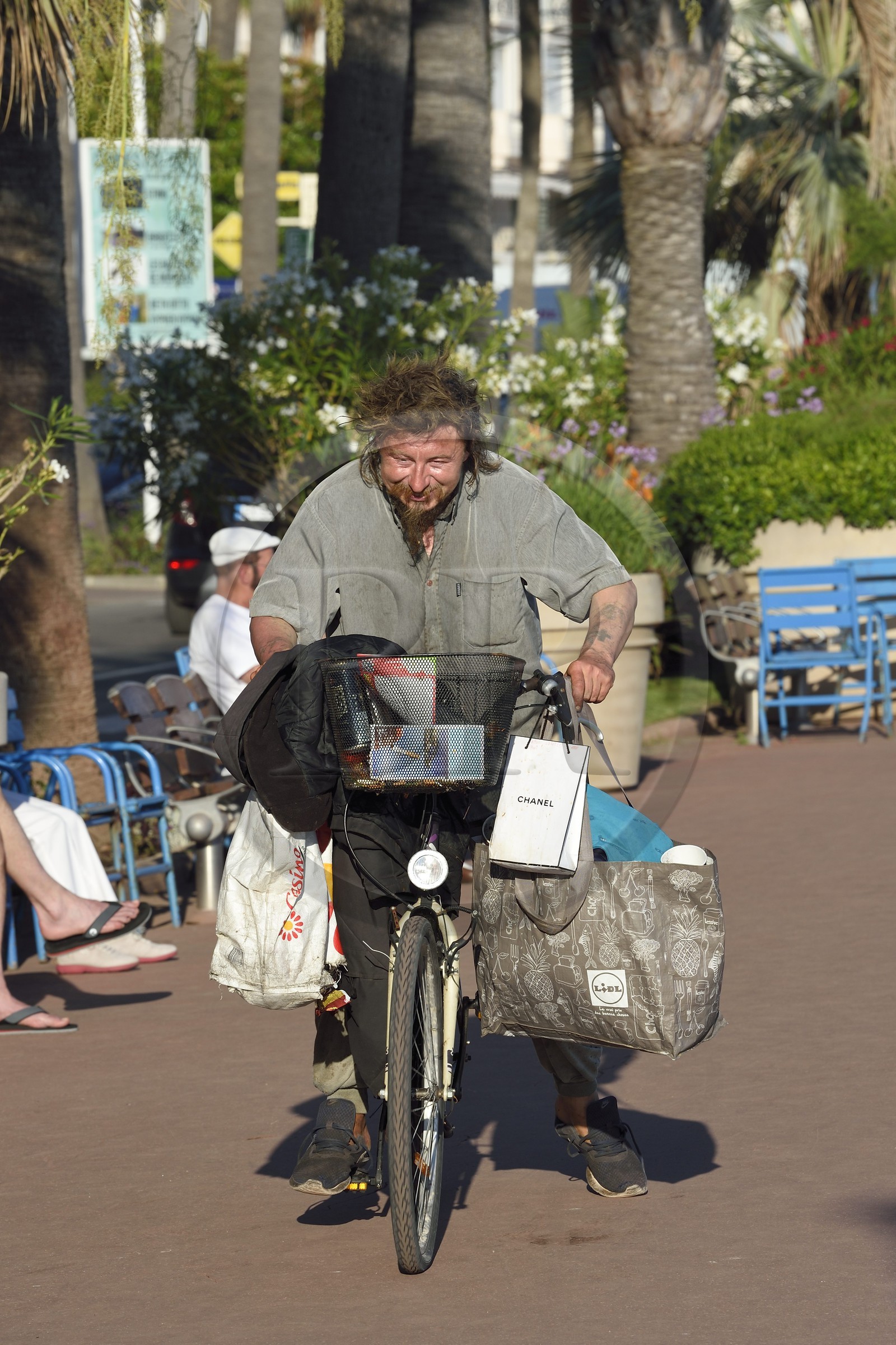 France, Alpes-Maritimes (06), Cannes, clochard à bicyclette sur la Croisette