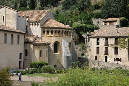 France, Hérault (34), village médiéval de Saint-Guilhem-le-Désert, étape du pélerinage de Saint-Jacques-de-Compostelle, labellisé Les Plus Beaux Villages de France, abbaye de Gellone du XIe siècle classée Patrimoine Mondial de l'UNESCO, chevet de l'église