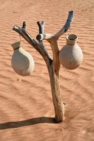 Sultanat d'Oman, gouvernorat de Ash Sharqiyah, désert des Wahiba Sands ou Sharqiya Sands, village bédouin de al-Wasil, cruches dans le campement