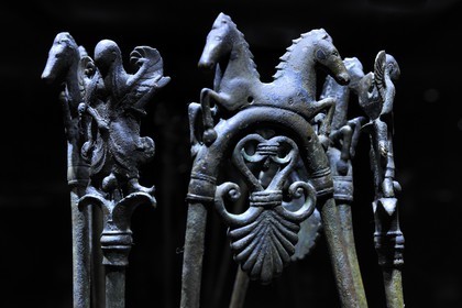 France, Hérault (34), le Cap d’Agde, le musée de l’Éphèbe est consacré à l’archéologie sous-marine et subaquatique, trépied en bronze étrusque