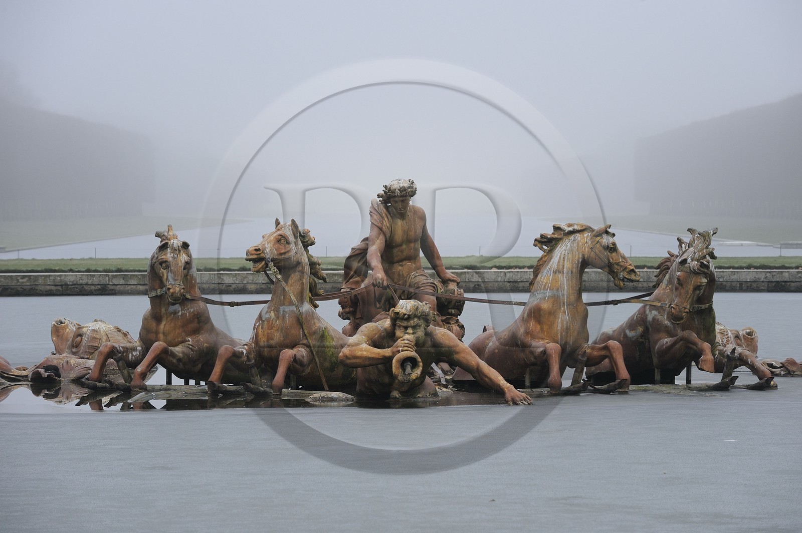 France, Yvelines (78), château de Versailles, classé Patrimoine Mondial de l'UNESCO, le bassin d' Apollon dans la brume hivernale