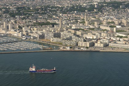 France, Seine-Maritime (76), Le Havre, classé Patrimoine Mondial de l'UNESCO, le coeur de la ville autour de la Tour Lanterne de l'église Saint-Joseph (vue aérienne)