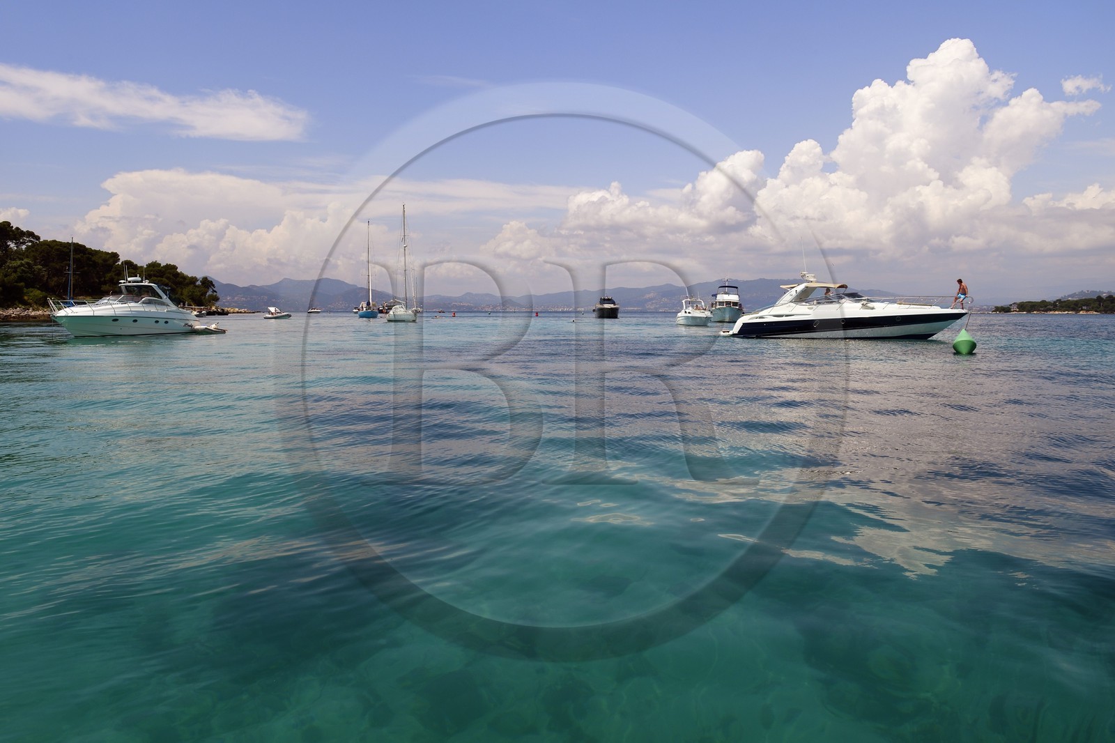 France, Alpes-Maritimes (06), Cannes, le bras de mer entre les deux Iles de Lérins, les Iles de Saint-Honorat et Sainte-Marguerite